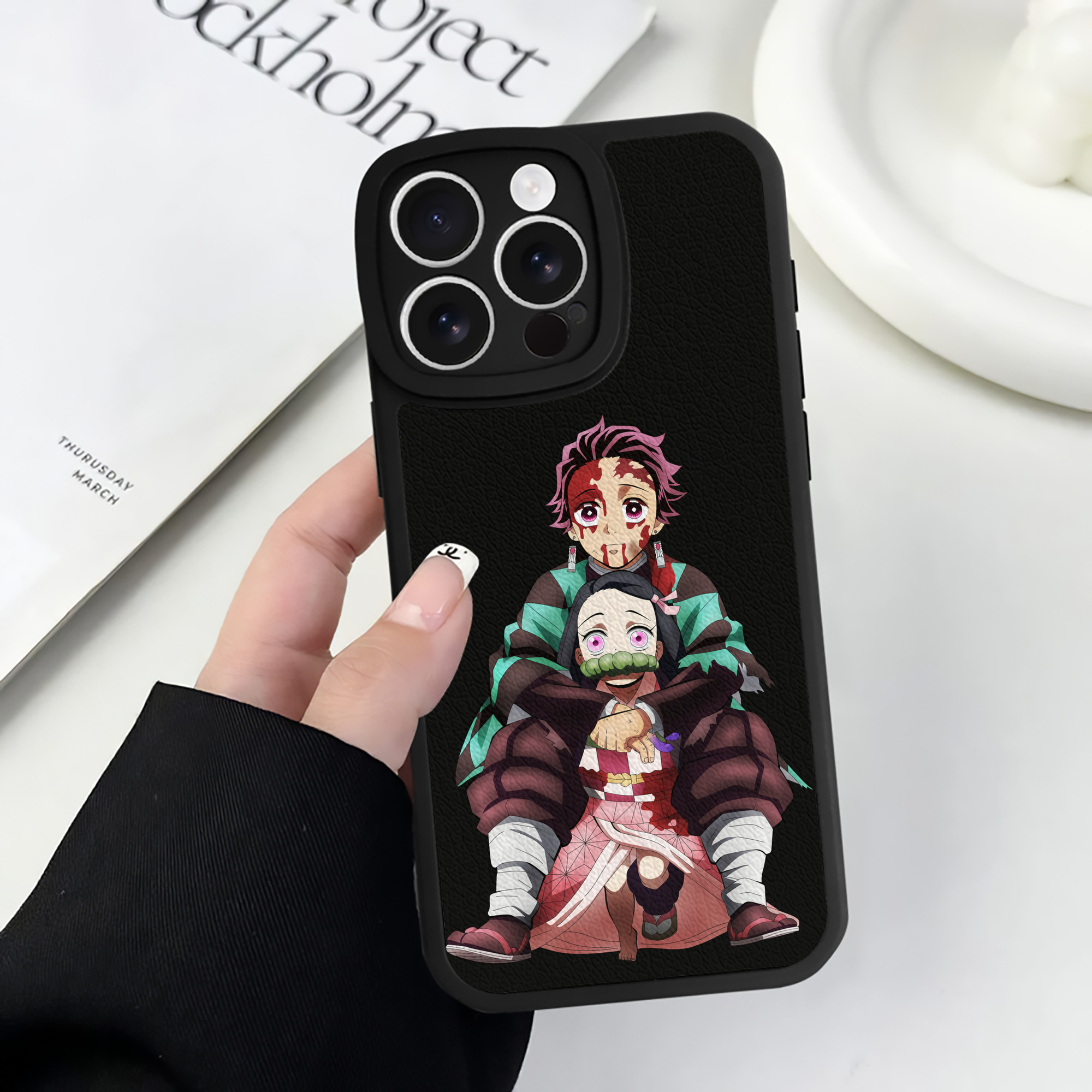 （画像用） 鬼滅の刃（きめつのやいば）竈門 禰󠄀豆子／かまど ねずこ Kamado Nezuko 【iPhone 16シリーズ対応】シリコンスマホケース（レザー調） 材質：シリコン